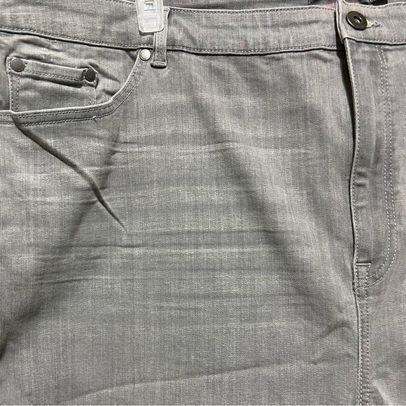 NWT Torrid Women's MidFit Super Skinny Soft High Rise Jean Ascension Size 30R - Picture 5 of 9